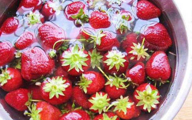 图片[5]-洗草莓技巧 这样做洗得又快又干净-起舞食谱网
