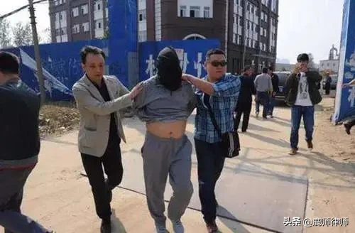 最嚣张的逃犯：潜逃16年，娶4个妻子生12个孩子，