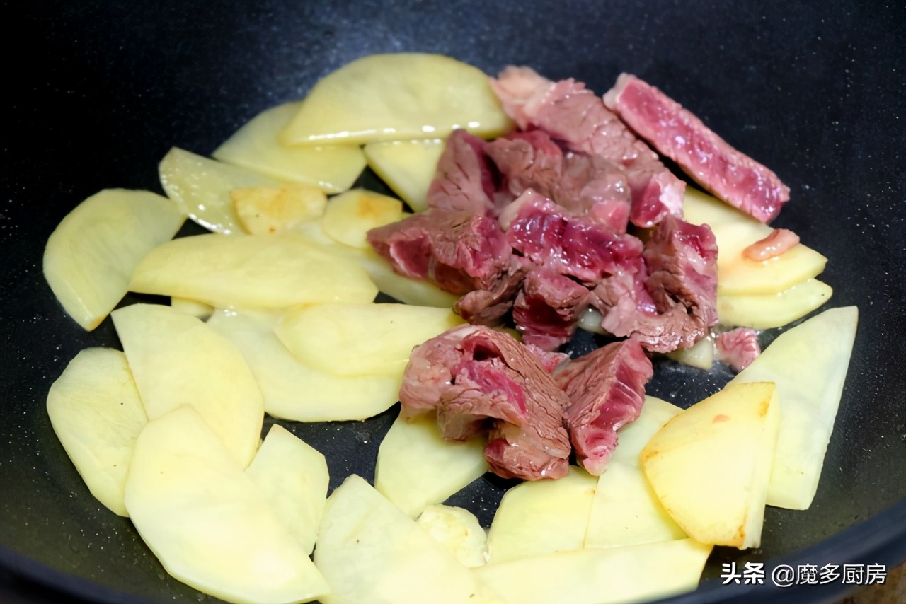 Steak and potatoes are made into home-cooked dishes. The meat is fragrant and the potatoes are sticky. The method is simple and nutritious and delicious.