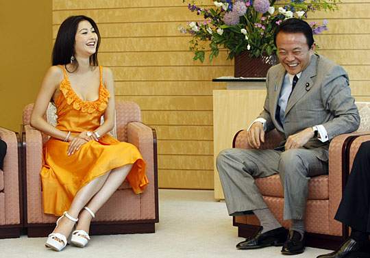稻田朋美，當(dāng)年風(fēng)光無限的鷹派女將，如今可好？