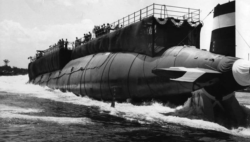 长尾鲨号核潜艇沉入2600米深海，0.1秒内爆，死亡129人