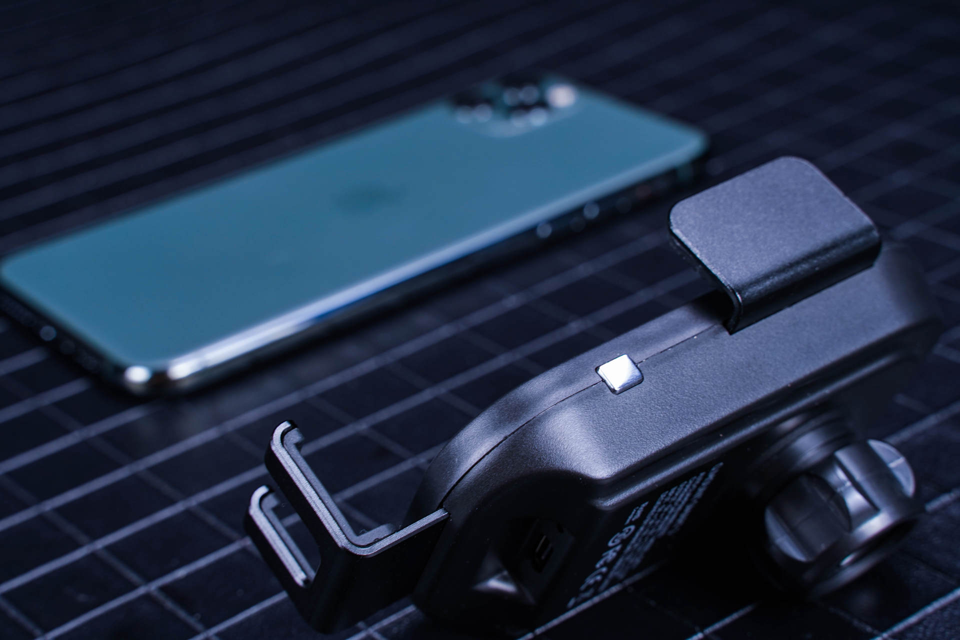 张弛有度，15W快充入手MOMAX摩米士车载无线充电手机支架