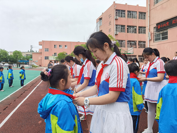 迎江区龙狮中心小学2021年“六一”新生入队仪式(图2)