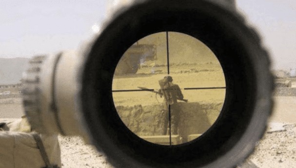 狙击枪真实瞄准镜里是这样的，根本就不是电影