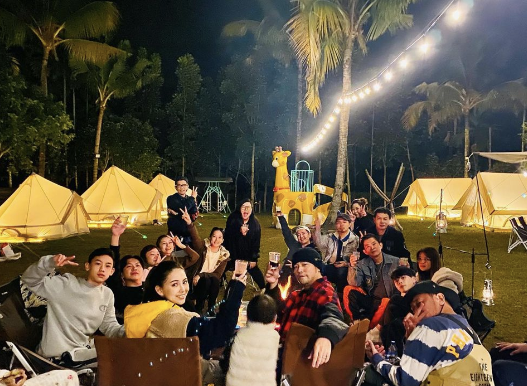 周杰倫曬妻兒牽手背影，被讚“吉祥三寶”，弟弟身高直逼姐姐