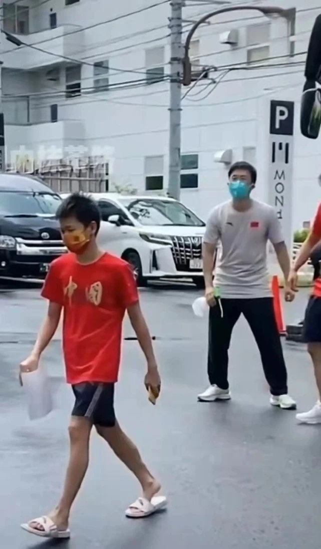 14岁全红婵当冠军仍不忘初心！穿白T住上下床，坚持训练长腿抢眼