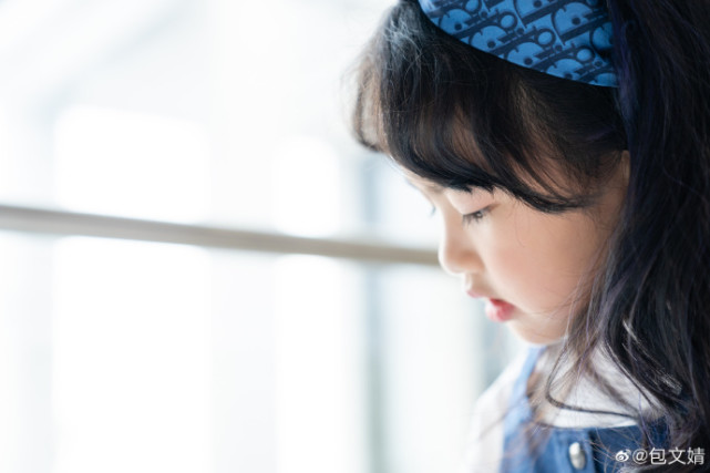 包文婧視頻包貝爾為女兒慶生，6歲餃子變化大，愈發漂亮太像媽媽