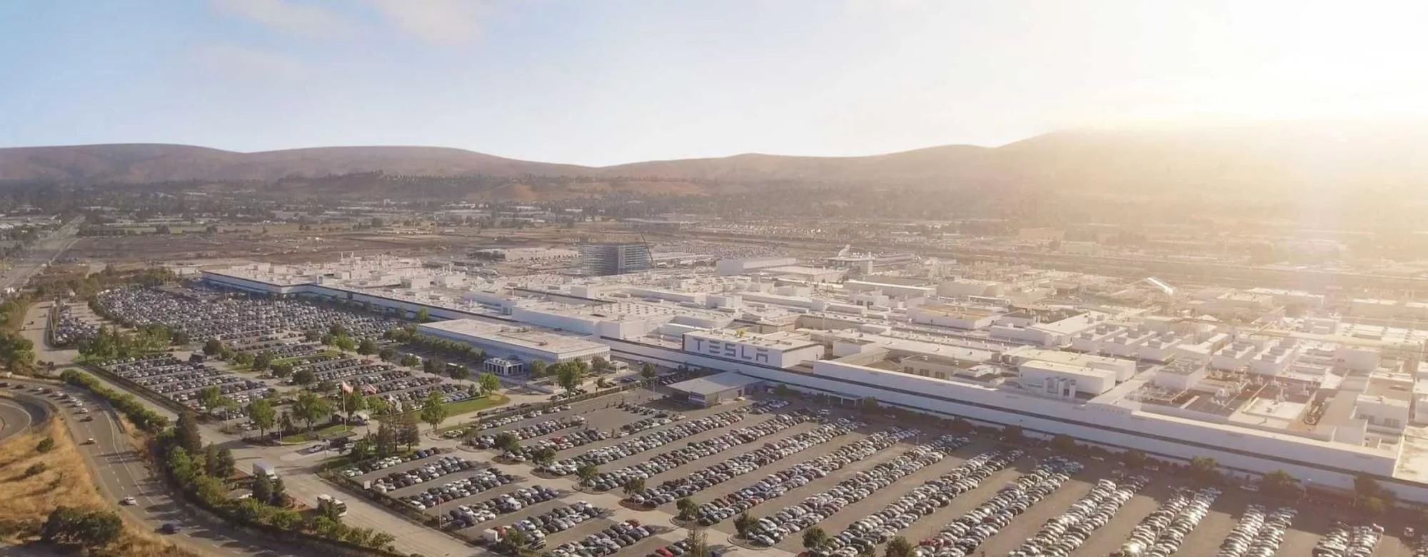 马斯克怒了：不让美国工厂开工老子就把工厂搬