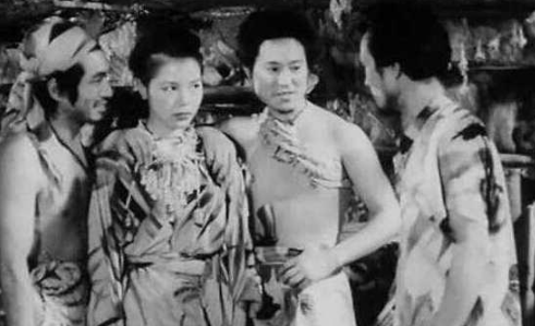 日本投降后，一女子和32个日军被困岛上，充分体现了人性的阴暗面