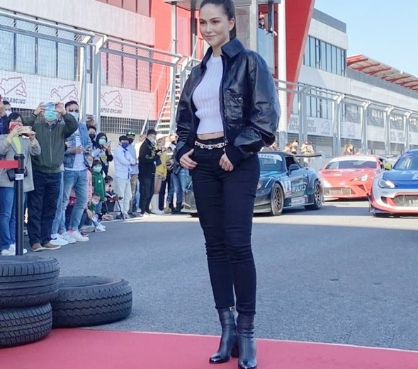 42岁周杰伦近照曝光，脸色蜡黄胖成钱枫，和昆凌