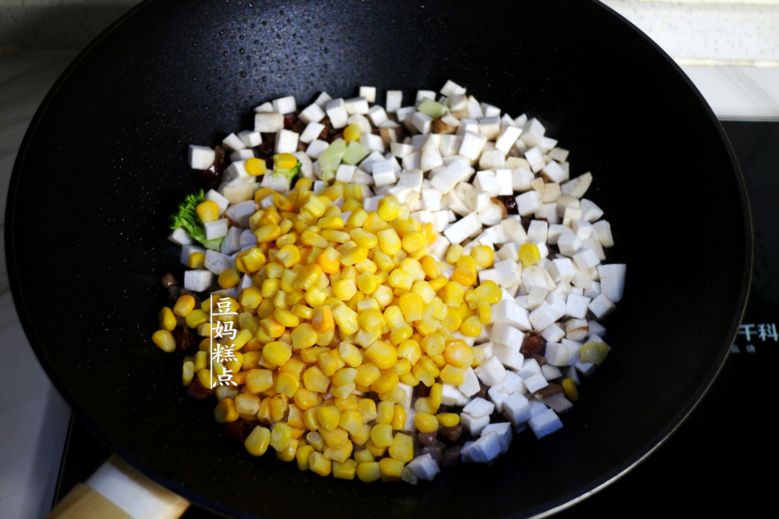 懶得做飯，就這樣燜一鍋好了，有菜有飯適合全家老小