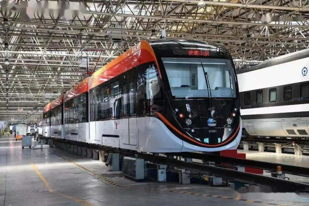 好消息！首列100%低地板现代有轨电车下线