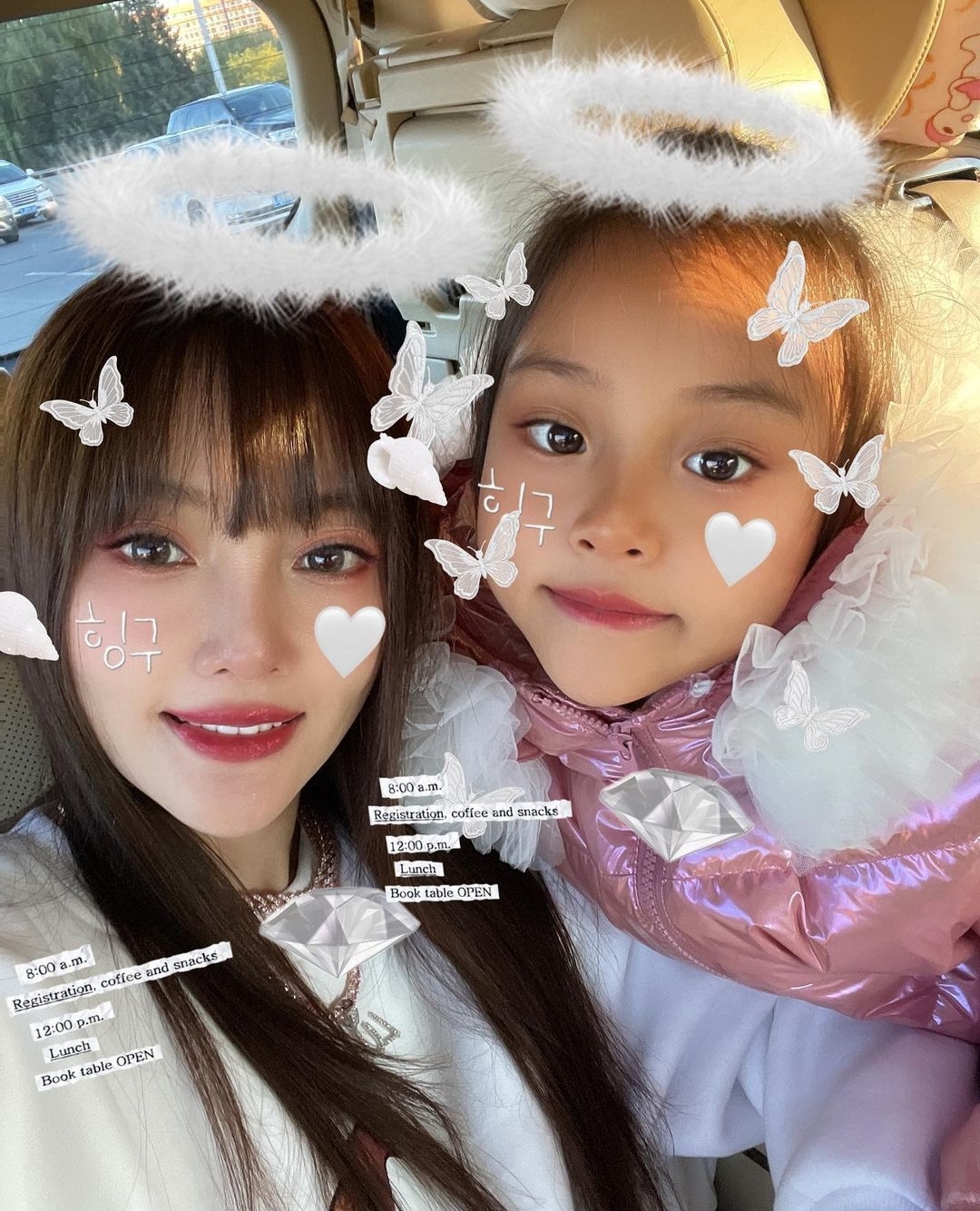 李小璐送女兒去演出彩排，曬母女合影，笑容如復制粘貼