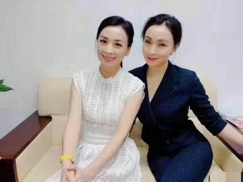 48岁陶虹与49岁张庭同框飙舞，关掉美颜滤镜后，仙境一秒打回现实