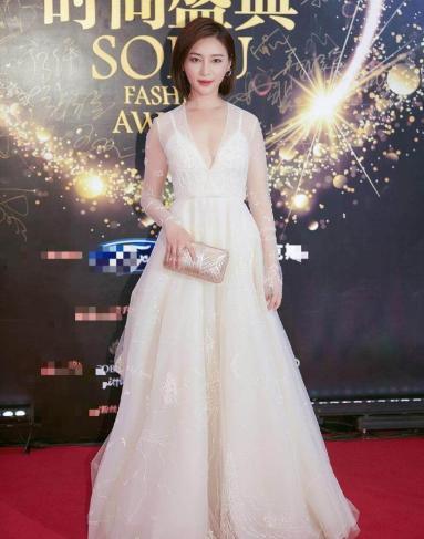 最美“金莲”甘婷婷，一袭“炼乳”裙太惊艳，