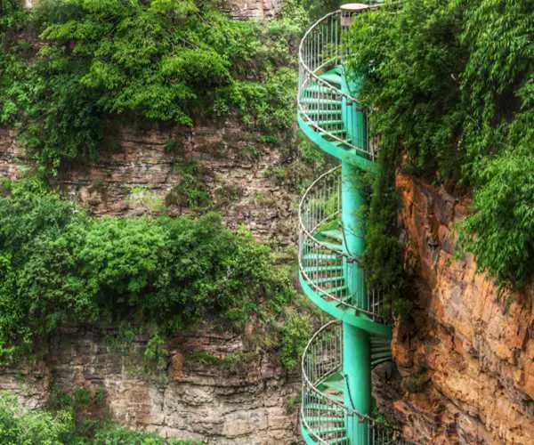 太行山下发现”与世隔绝几千年“的村子，外出都得爬6小时梯子！