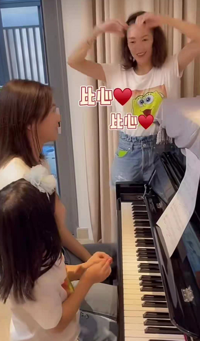 弹琴|汪峰两女儿弹琴为母庆生 章子怡笑得合不拢嘴