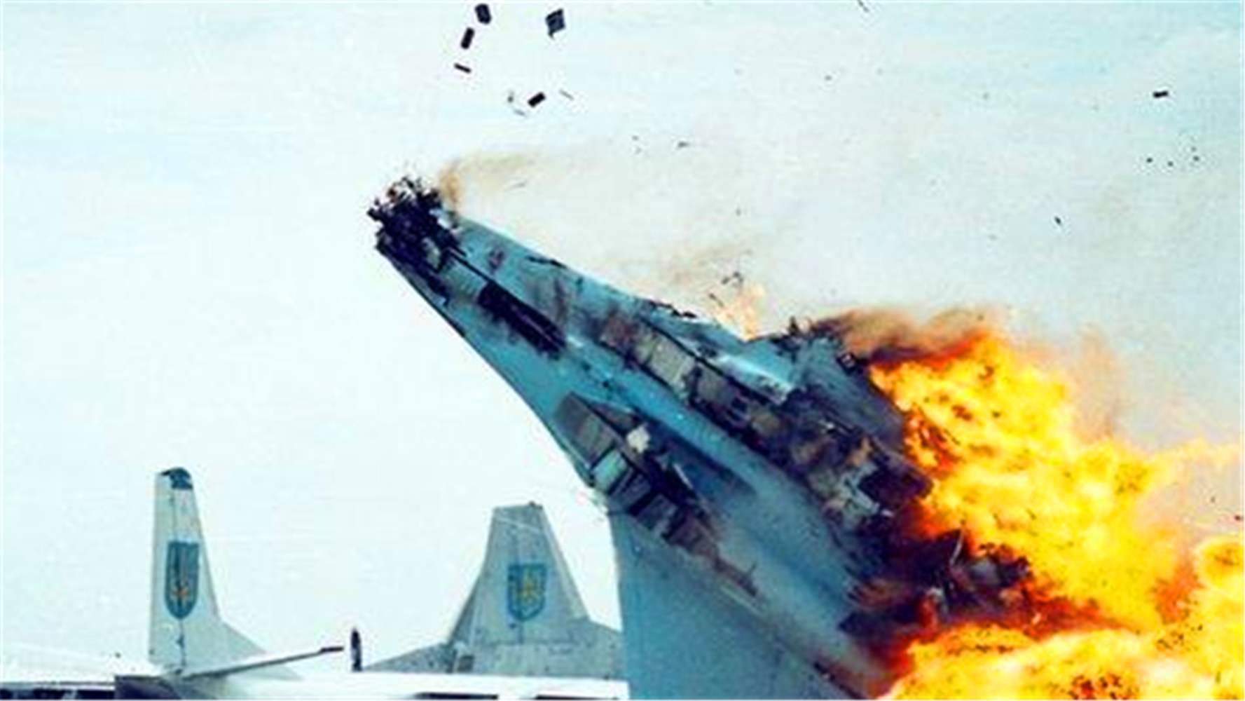 过分自信，美国飞行员驾驶轰炸机疯狂炫技，却