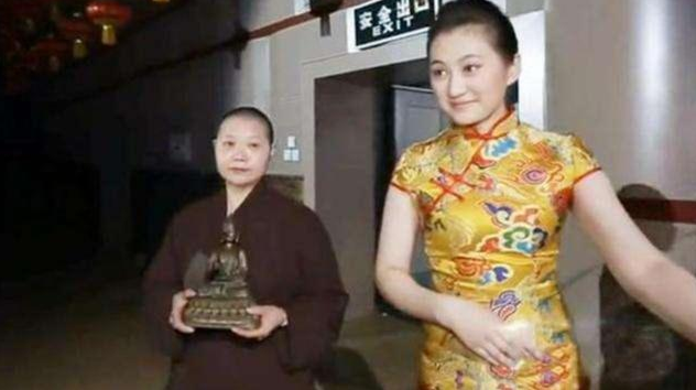 尼姑带佛像去鉴宝，专家说是假的，尼姑：你知道我是谁？