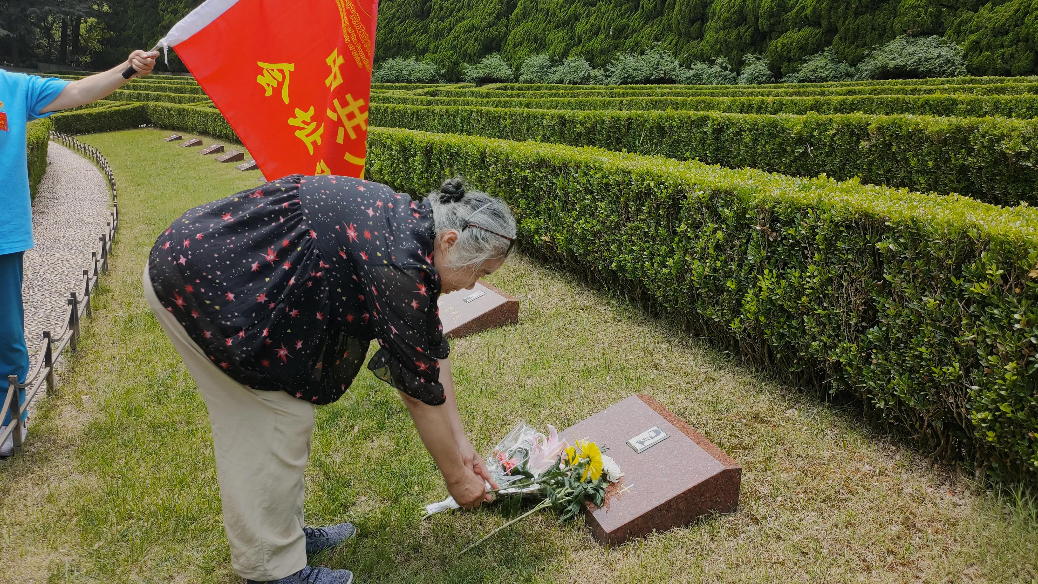 上海龙华墙前敬英雄