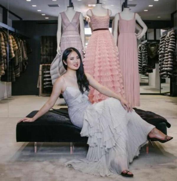 陈凯歌长子与任正非小女儿同框聚餐，两人气质