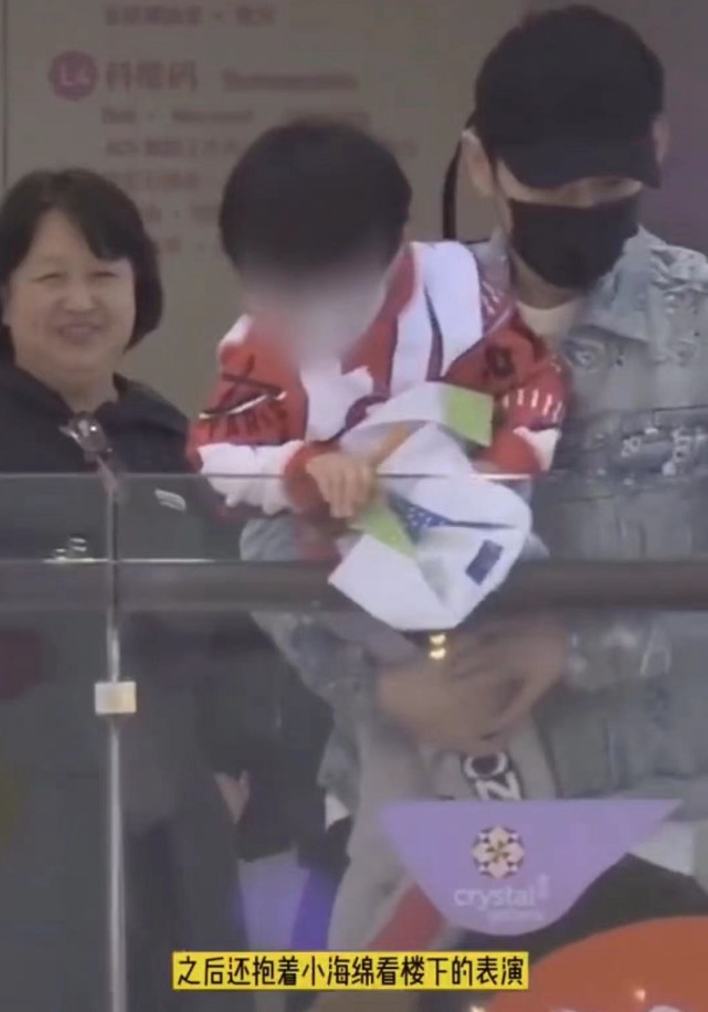 baby帶兒子出行，4歲小海綿獨自推行李箱，母子倆機場狂奔太可愛