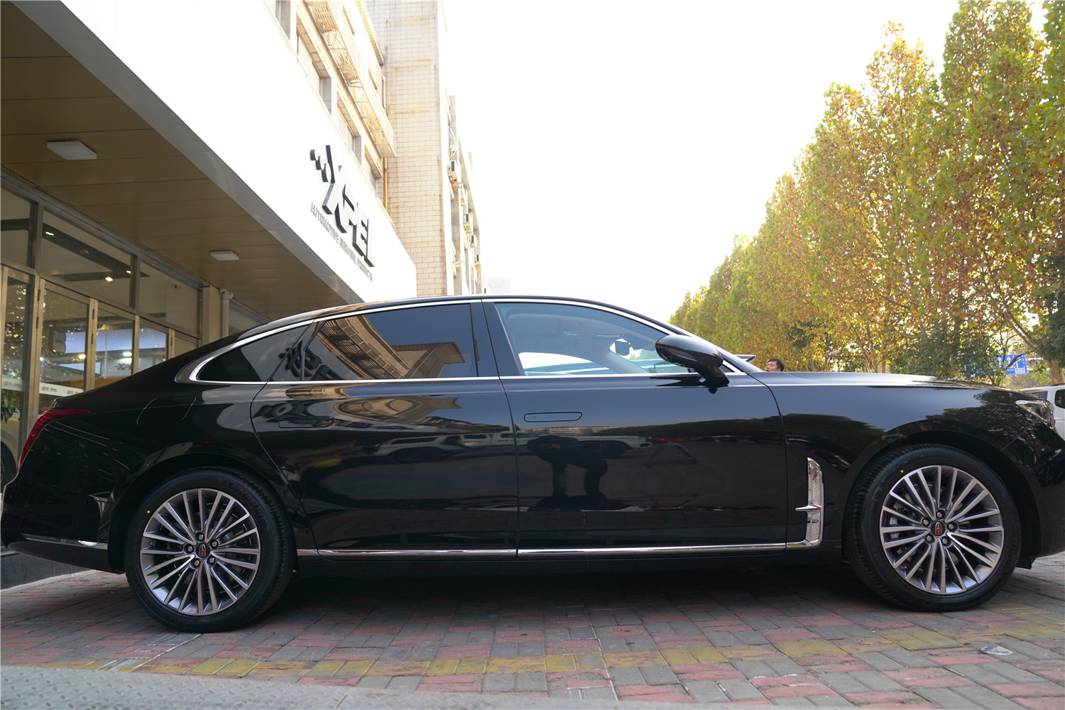 石家庄红旗h9贴车衣到永诚汽车 汽车灯光网 车灯改装 双光透镜 双氙车灯