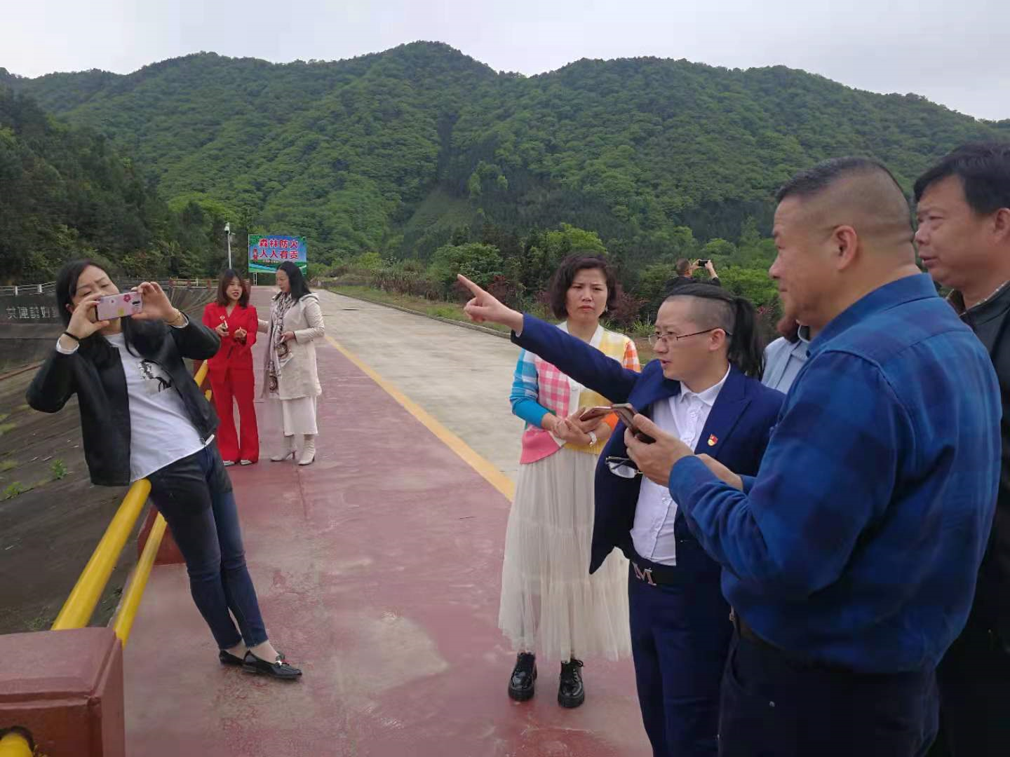 凤凰新闻中心专题部主任向明先生考察革命老区汨罗市三江镇