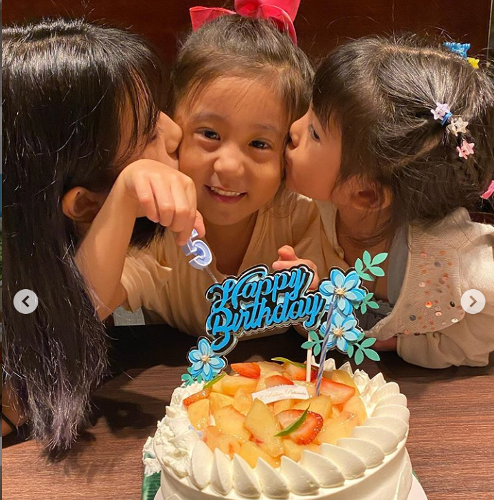 修杰楷接女儿放学，贵族学校每年72万，贾静雯戴过亿珠宝拼事业