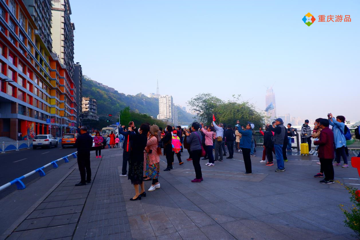 从3种不同角度来看重庆李子坝，轨道穿楼的奇观，真的令人惊叹