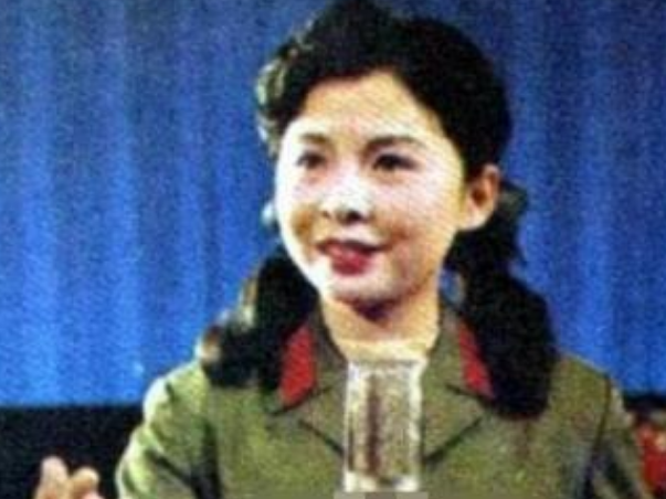 13次上春晚，当红时被封杀，“消失”18年的董文