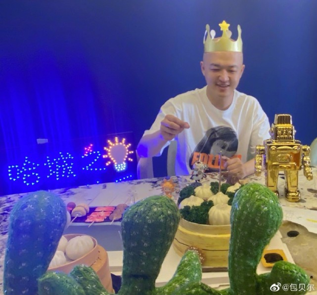 包文婧曬全家福為包貝爾慶生，6歲餃子變化大，大眼雙眼皮超漂亮