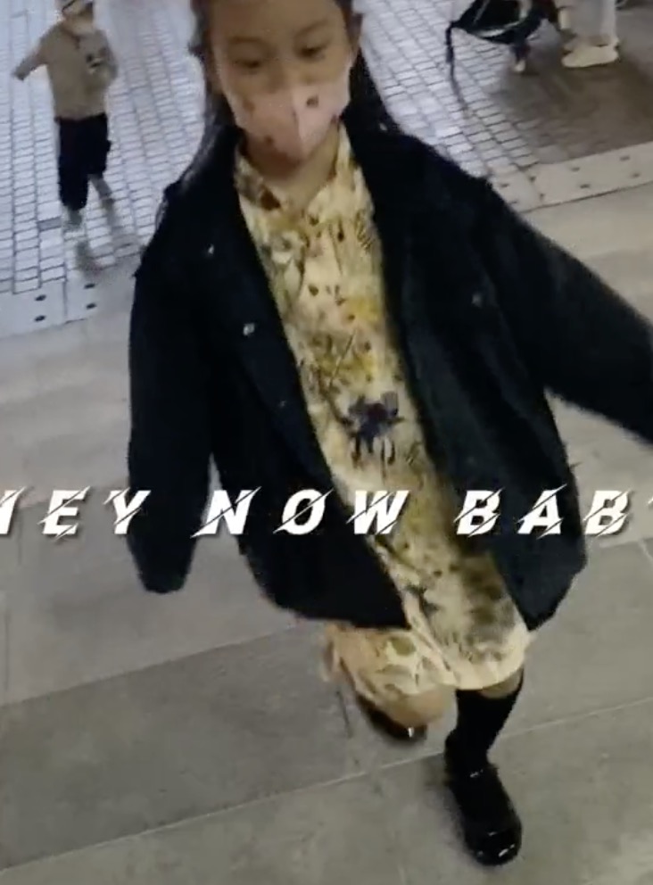 李小璐带女儿外出游玩，母女俩潮范儿十足，甜馨颜值越来越高