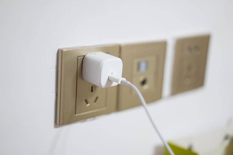 iPhone12全系环保不给充电头，68元告别苹果不讲武德