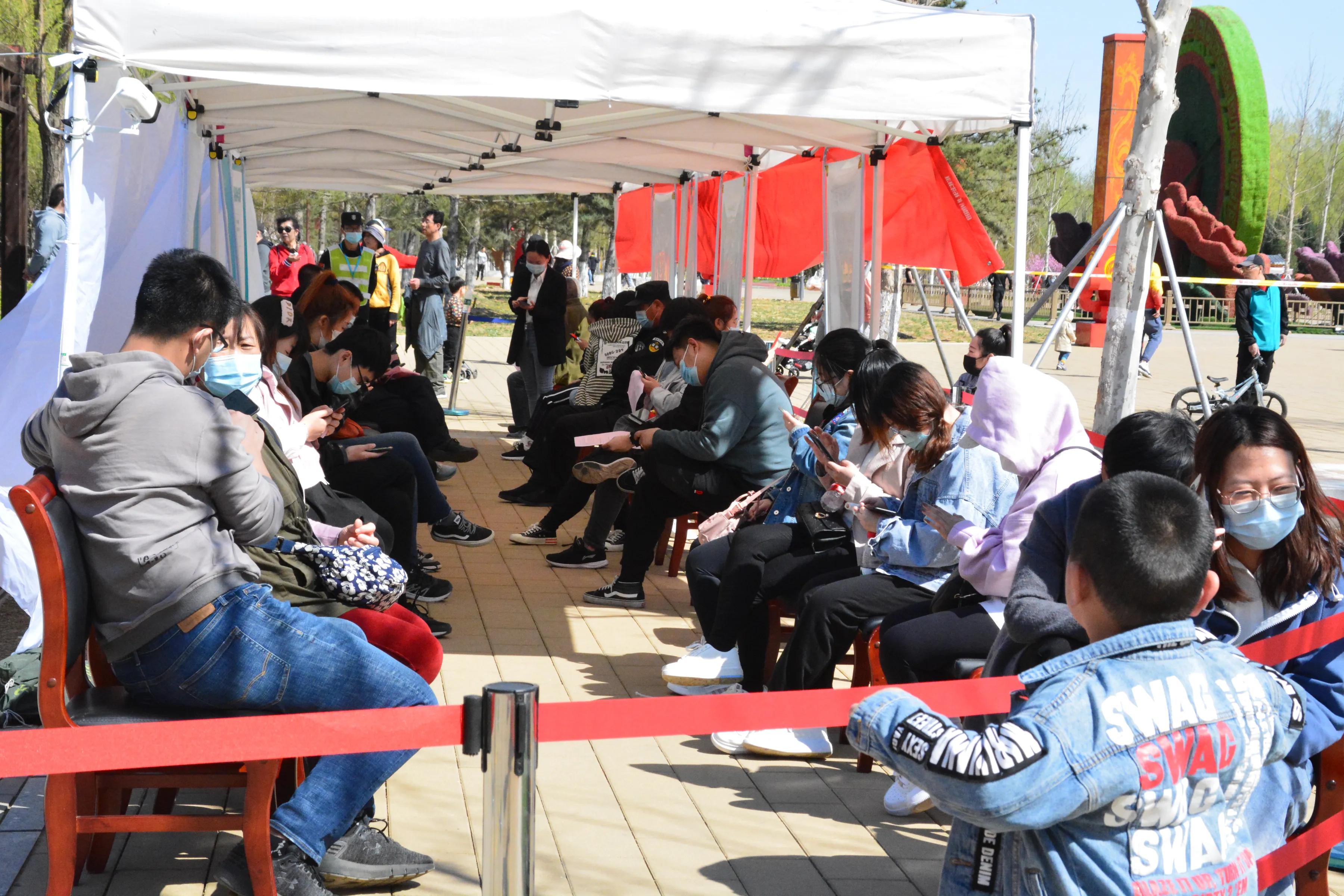 北京市大兴区南海子公园为游客免费接种新冠疫苗