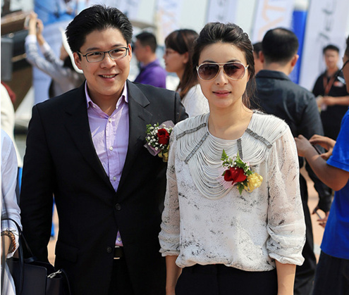 郭晶晶东京当裁判，霍启刚带一双儿女玩滑板，兄妹俩运动天赋尽显