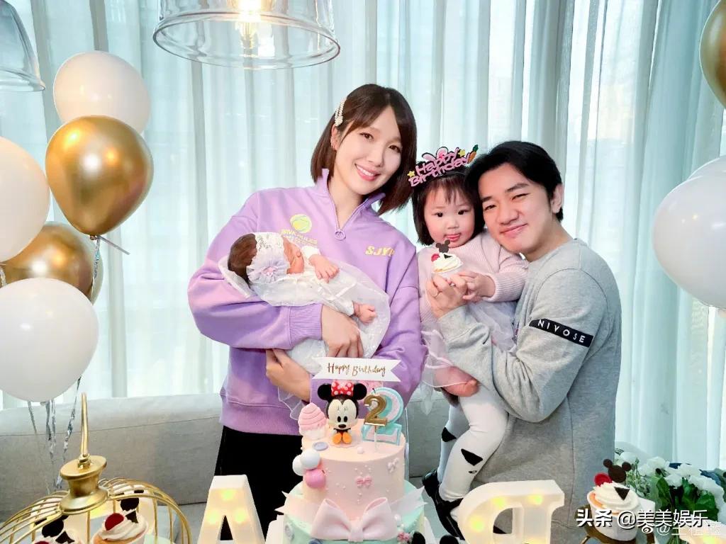 王祖藍曬全家福官宣二胎，小女兒正臉曝光，寵妻狂魔變女兒奴