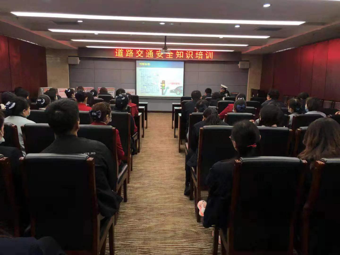 交通文明引领城市文明——汉中交警一大队走进陕飞开展交通安全宣传