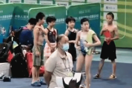 全红婵大火！现身全运会跳水馆，水花消失术来了，小粉丝一脸崇拜