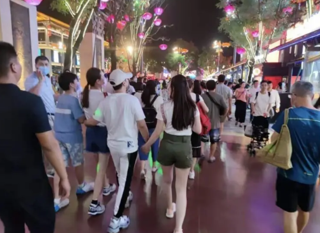 甄子丹一家逛街无人识，17岁女儿身高逆天，和妻子闪婚恩爱至今