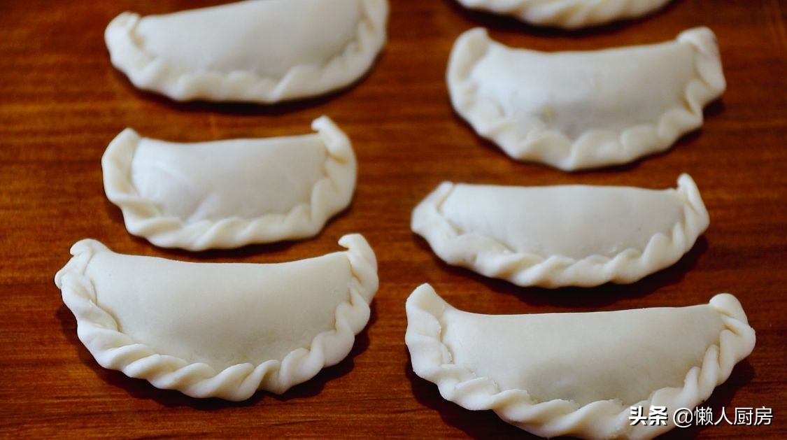 過年做這道小吃，包滿花生餡，寓意錢包滿，是招待客人必備的食品