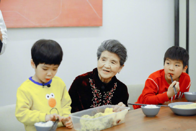 黃聖依倆兒子近照曝光，安迪長大了，安麟和媽媽小時候一模一樣