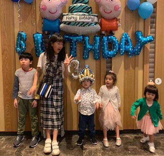 修杰楷带梧桐妹等咘咘和波妞下课，下雨天父女俩搞怪同框超有爱