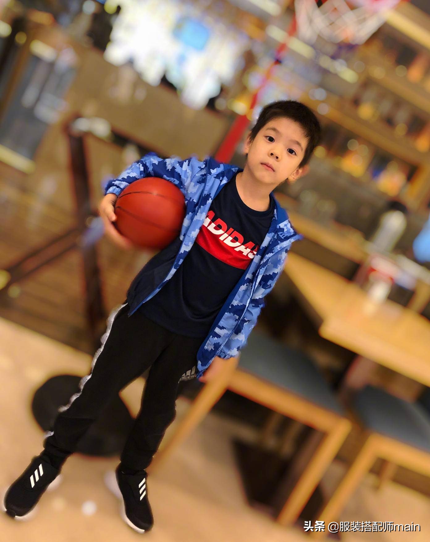 10後都這麼會穿？ 7歲嗯哼私服洋氣不古板，小孩就該有小孩的樣