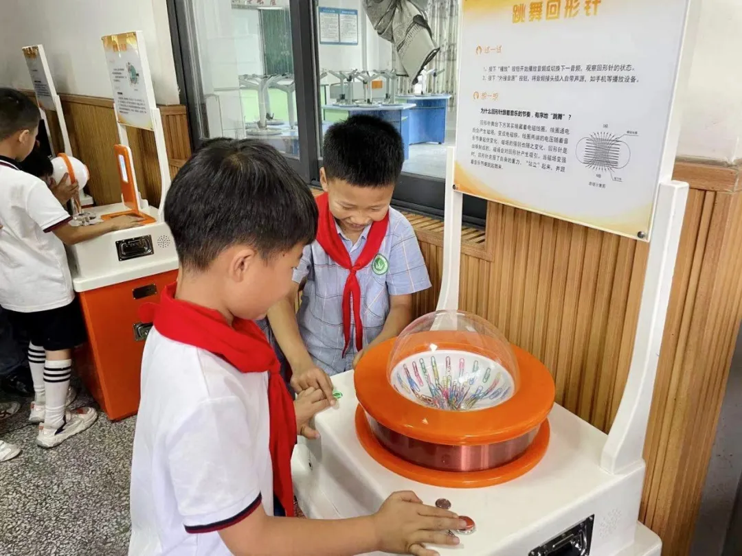「科技万小」—四川省科技馆到天府新区万安小学开展科普活动