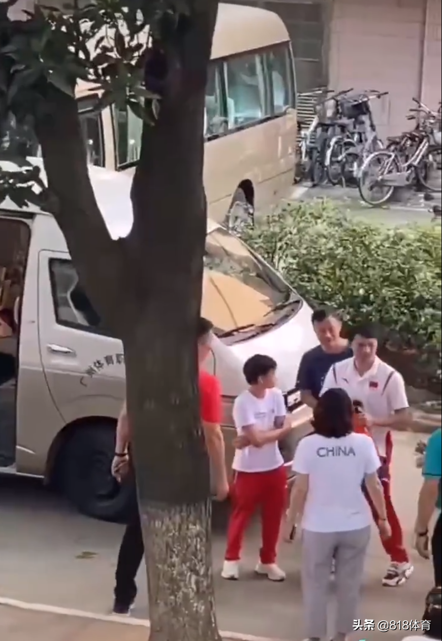 感恩!全红婵陈艾森回广州体校看望恩师,她耕耘30年造3大奥运冠军