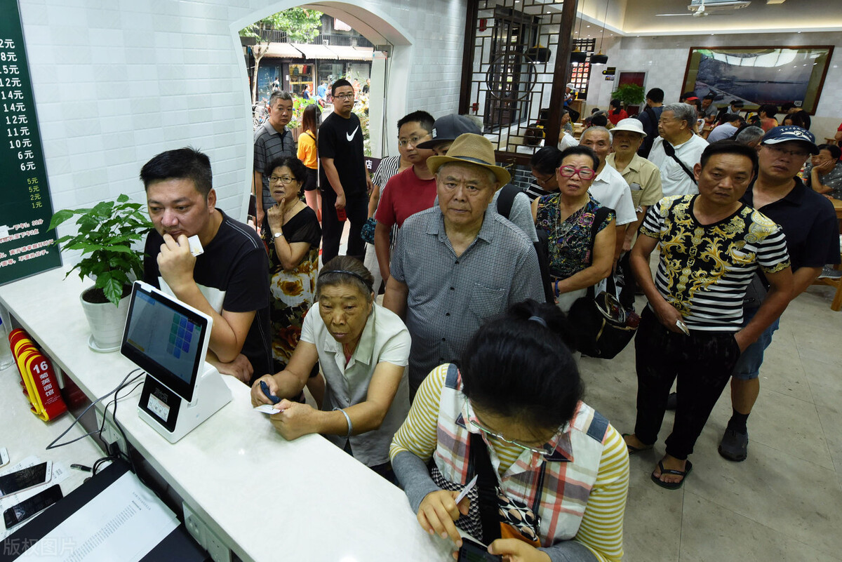 重庆面馆老板财迷心窍，学网上的“营销招数”，3个月就作死自己