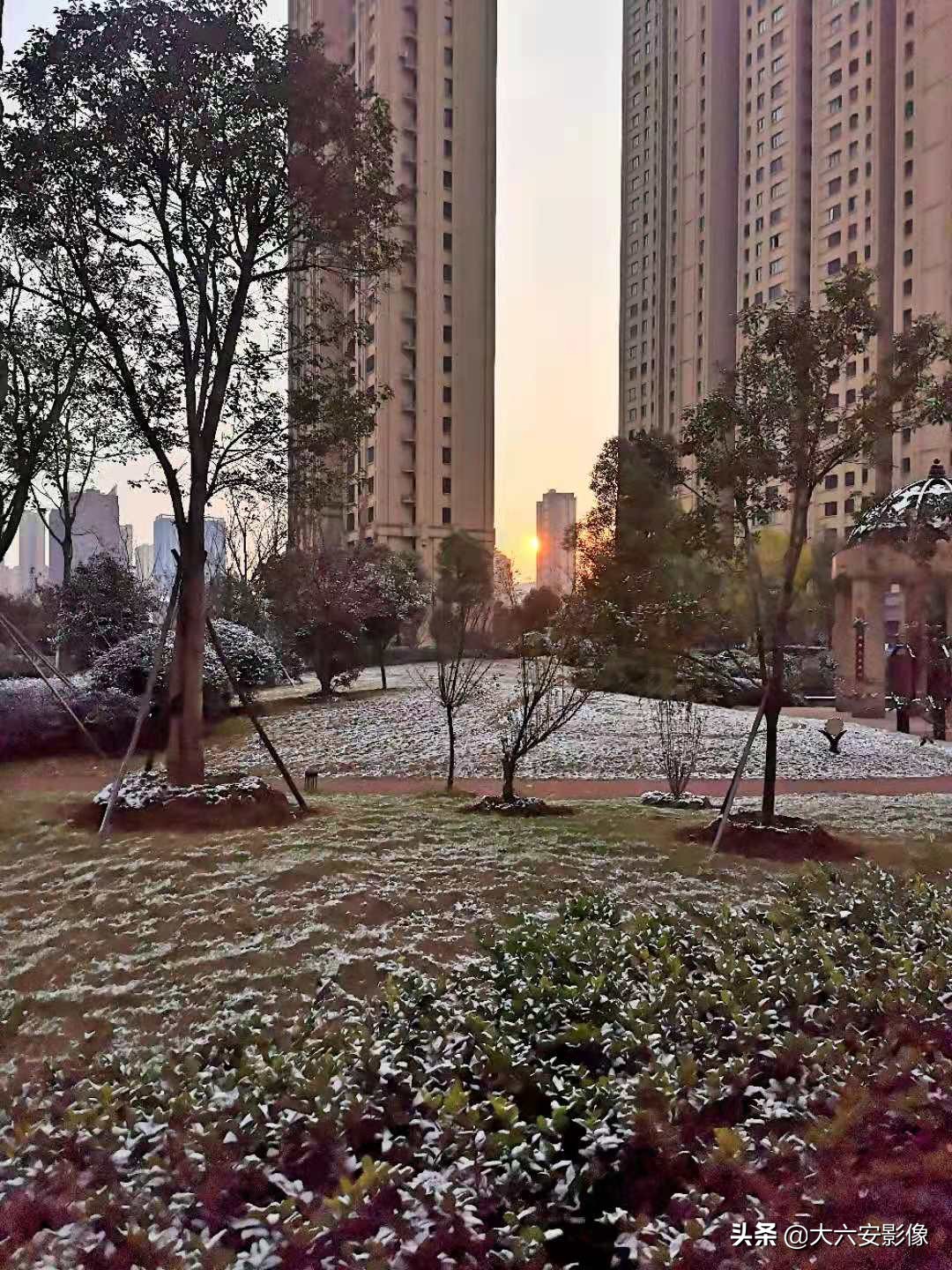 6 how: Heavy snow flies violently greet New Year, the Xue Jingtai in cameraman camera lens is beautiful