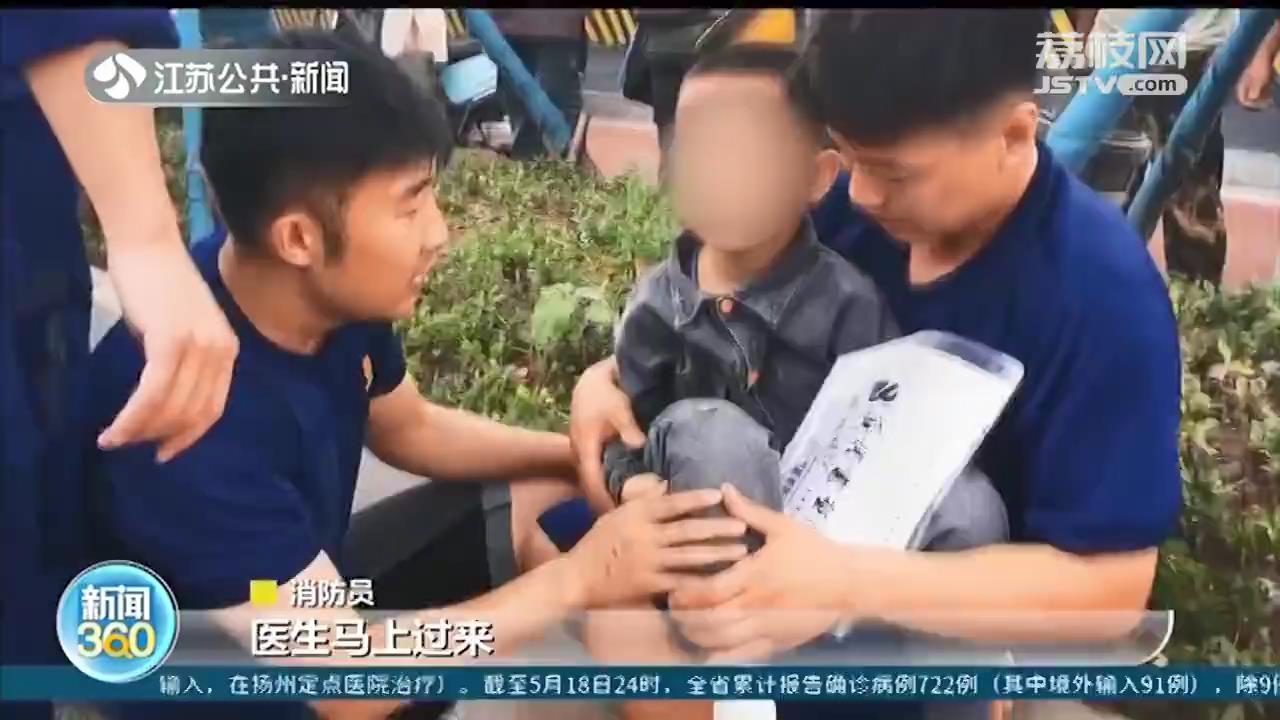 南京街头一幕：消防员训练时突然冲出营区，合力抬车救人