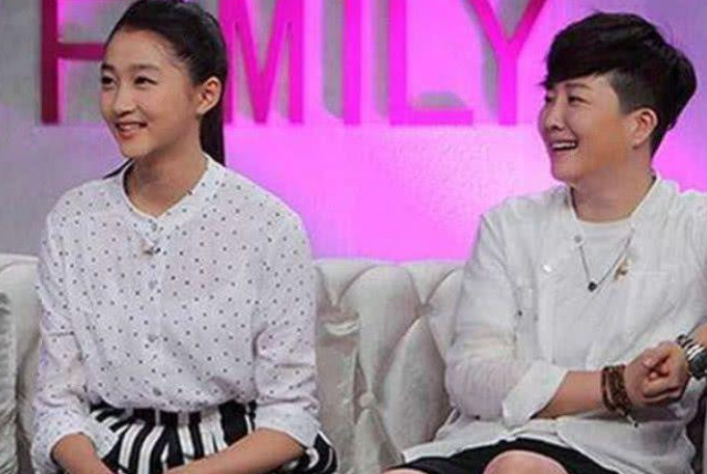 有种"偏心"叫关晓彤父母，妹妹是人气明